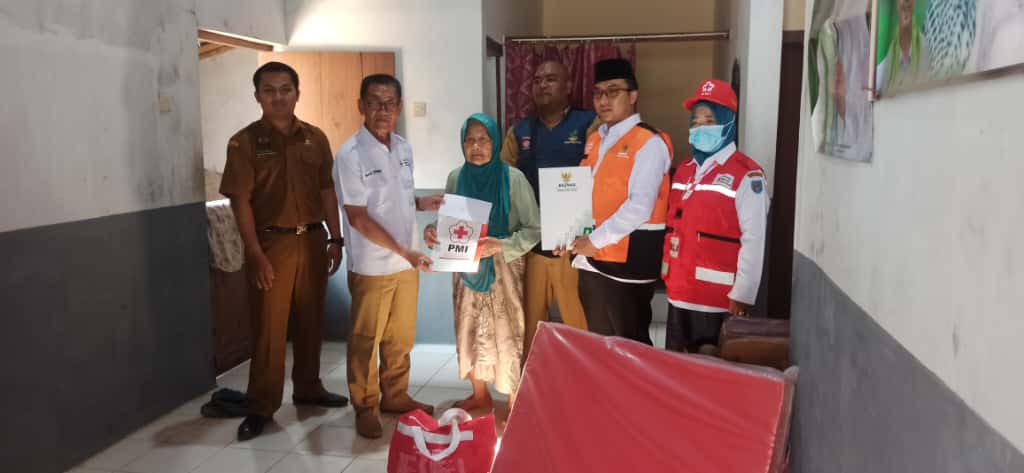 pmi-dan-baznas-salurkan-bantuan-kepada-korban-angin-puting-beliung-di-desa-karanganyar